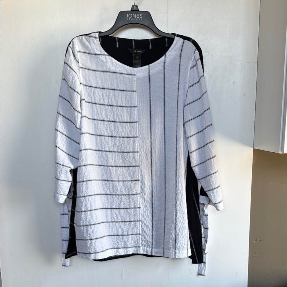 Lightweight Women’s Striped Top